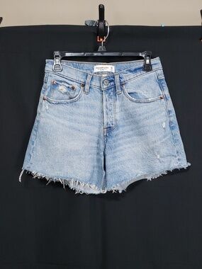 Abercrombie & Fitch The '90s Baggy Short Low Rise jeans in The Curve Love Fit. 